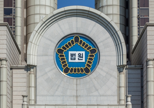 “휴대폰 보며 걷다가 그만” 헬스장 여자탈의실 들어간 남성 ‘무혐의’